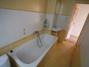 Pronájem bytu 2+1, Karlovy Vary, Pod Jelením skokem, 59 m2