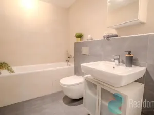 Prodej bytu 2+kk, Praha, Zvěřinova, 60 m2