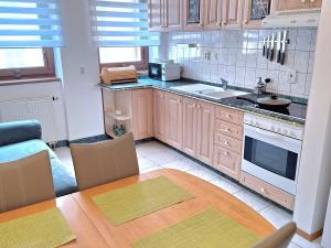 Prodej bytu 3+1, Karlovy Vary, Moravská, 77 m2