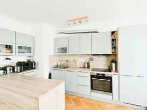 Pronájem bytu 3+kk, Praha - Bubeneč, Korunovační, 91 m2