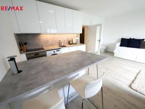 Pronájem bytu 1+kk, Jesenice, Cedrová, 38 m2