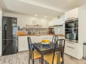 Prodej rodinného domu, Rynholec, nám. 1. máje, 259 m2