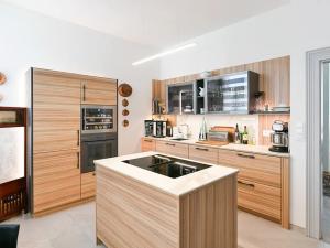 Prodej atypického bytu, Praha, Valentinská, 108 m2