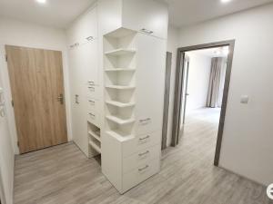 Pronájem bytu 3+kk, Praha, Mlékárenská, 81 m2