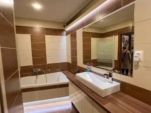 Prodej bytu 2+1, Karlovy Vary, Maďarská, 61 m2