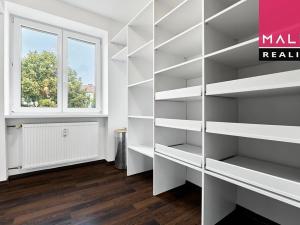 Prodej bytu 3+1, Ostrov, Hlavní třída, 76 m2