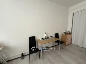 Pronájem obchodního prostoru, Zlín, náměstí Práce, 22 m2
