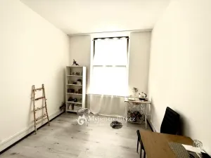 Pronájem obchodního prostoru, Zlín, náměstí Práce, 22 m2