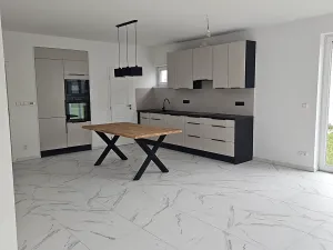 Pronájem rodinného domu, Milovice, Platanová, 137 m2