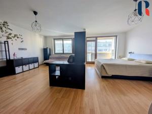 Pronájem bytu 1+kk, Praha - Holešovice, Osadní, 77 m2