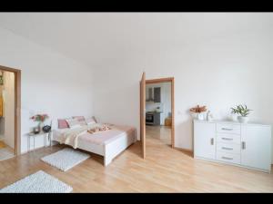 Pronájem bytu 2+kk, Praha - Žižkov, Husinecká, 48 m2