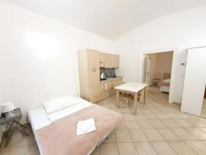 Pronájem bytu 2+kk, Praha - Nové Město, Ostrovní, 30 m2