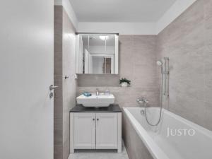 Prodej bytu 2+kk, Praha, U konečné, 61 m2