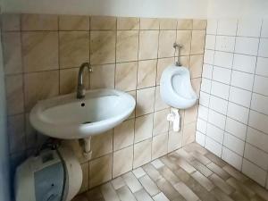 Pronájem skladu, Jílové u Prahy, Masarykovo náměstí, 500 m2