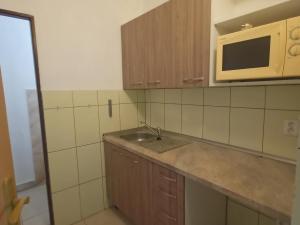 Pronájem skladu, Jílové u Prahy, Masarykovo náměstí, 500 m2