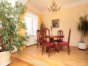 Pronájem rodinného domu, Praha - Suchdol, Havraní, 253 m2