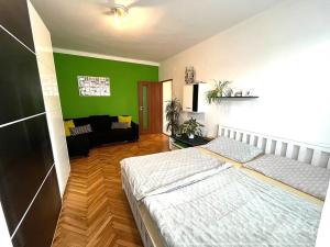 Pronájem bytu 1+1, Praha - Vršovice, U Slavie, 36 m2