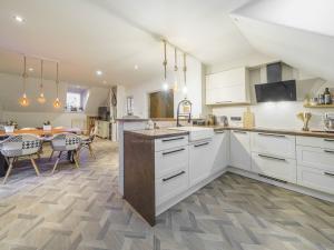 Prodej bytu 4+kk, Karlovy Vary, Pražská silnice, 98 m2