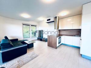 Pronájem bytu 2+kk, Praha, Křížová, 66 m2