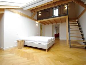 Pronájem atypického bytu, Praha - Nové Město, Bolzanova, 199 m2