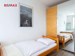 Pronájem bytu 1+1, Praha - Troja, Krynická, 29 m2