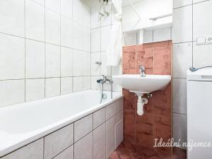 Pronájem bytu 2+kk, Praha - Nusle, Jaromírova, 43 m2