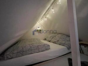 Pronájem bytu 1+kk, Praha, Zbuzanská, 30 m2