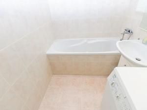 Pronájem bytu 3+1, Praha - Čimice, Chvatěrubská, 71 m2