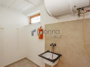 Pronájem rodinného domu, Praha, Nad šejdrem, 252 m2