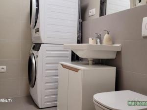 Pronájem bytu 2+kk, Praha - Letňany, Miroslava Hajna, 50 m2