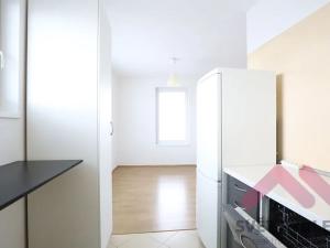 Pronájem bytu 1+kk, Praha - Hloubětín, Nademlejnská, 32 m2