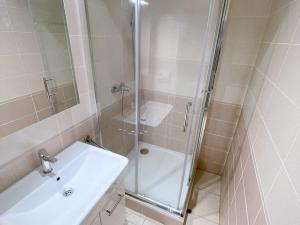 Pronájem bytu 2+kk, Praha - Smíchov, U Demartinky, 47 m2