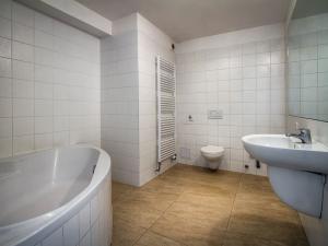 Pronájem bytu 2+kk, Praha - Holešovice, Komunardů, 55 m2