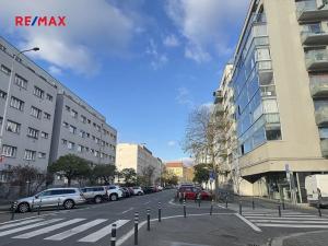 Pronájem bytu 1+kk, Praha - Holešovice, Osadní, 33 m2