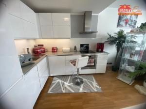 Prodej bytu 2+kk, Praha - Uhříněves, Nové náměstí, 57 m2