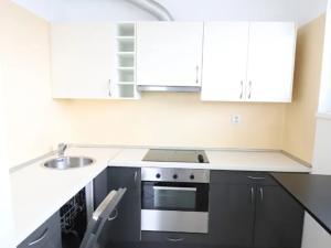 Pronájem bytu 1+kk, Praha - Hloubětín, Nademlejnská, 33 m2