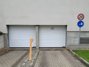 Pronájem garážového stání, Praha, Názovská, 18 m2