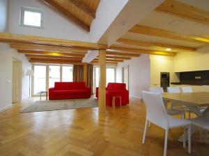 Pronájem atypického bytu, Praha - Nové Město, Bolzanova, 199 m2