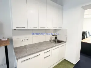 Pronájem kanceláře, Hradec Králové, třída Karla IV., 135 m2