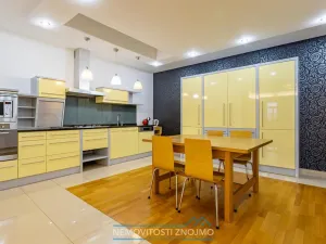 Pronájem atypického bytu, Znojmo, Horní náměstí, 260 m2