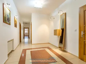 Pronájem atypického bytu, Znojmo, Horní náměstí, 260 m2