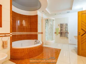 Pronájem atypického bytu, Znojmo, Horní náměstí, 260 m2