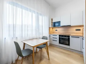 Pronájem bytu 1+kk, Praha, Pobřežní, 35 m2