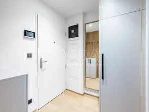 Pronájem bytu 1+kk, Praha, Pobřežní, 35 m2