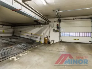 Pronájem garážového stání, Praha - Libeň, Na žertvách, 13 m2