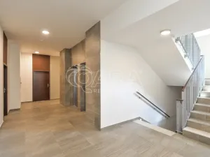 Pronájem bytu 2+kk, Praha - Vysočany, Sokolovská, 54 m2
