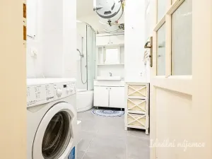 Pronájem bytu 2+kk, Praha - Holešovice, Osadní, 46 m2