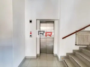 Pronájem kanceláře, Olomouc, Dolní náměstí, 67 m2