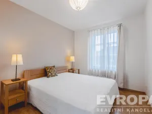 Prodej atypického bytu, Praha - Staré Město, U Dobřenských, 63 m2