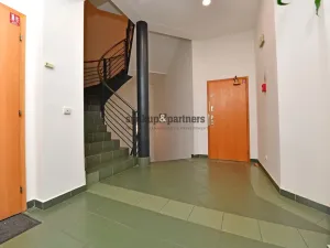 Pronájem kanceláře, Praha - Karlín, Pobřežní, 125 m2